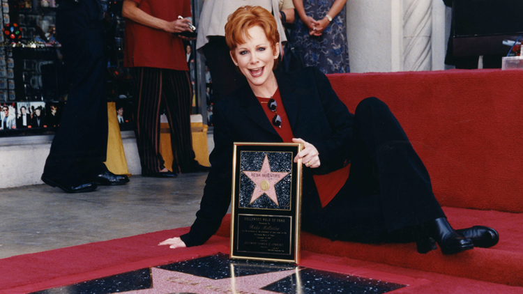 Reba posing with hollywood star